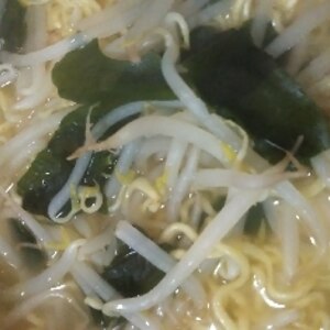 ワカメともやしの塩ラーメン